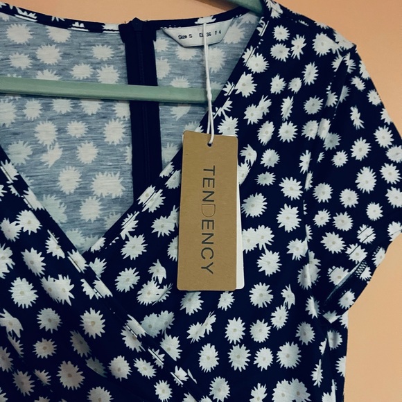 NWT Dress Short Sleeve V Neck Tendency Navy Daisy Floral Size Small Summer Party - Picture 7 of 7